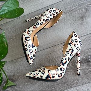 L.A.M.B. Snow leopard stiletto pointed
Heels / Pumps